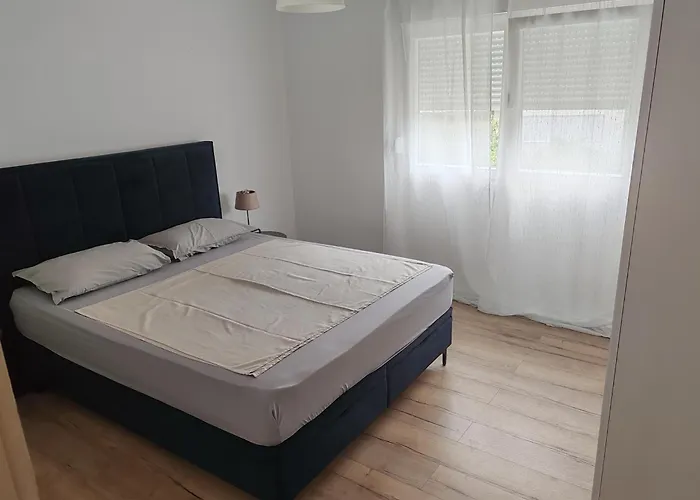 アパート Nea ビオグラード・ナ・モル